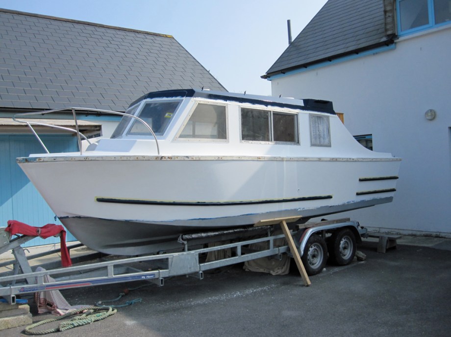 Painting finished on 21ft river cruiser restoration